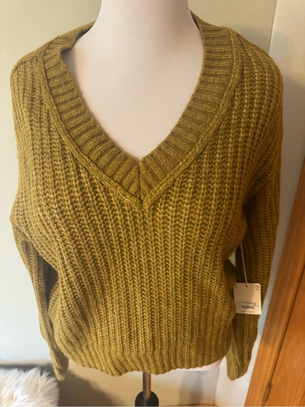 a.n.a. Olive V‑Neck Ribbed Sweater